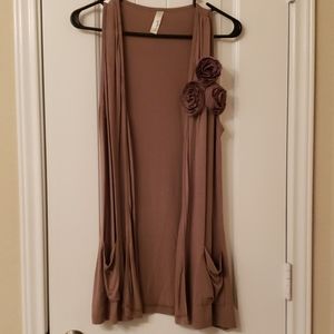 Sleeveless Flower Embellished Cardigan.